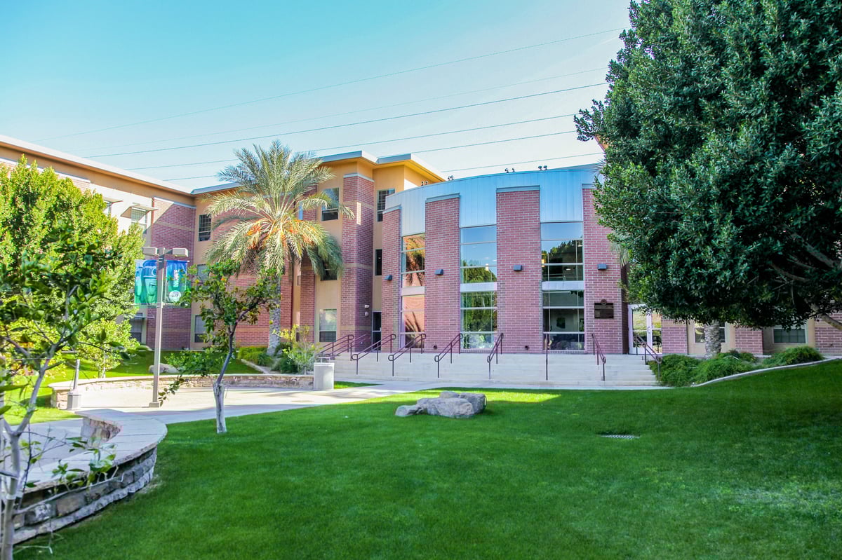 UATcampus_FoundersHall2